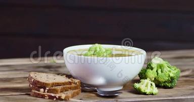 用新鲜西兰花做的汤到碗里。